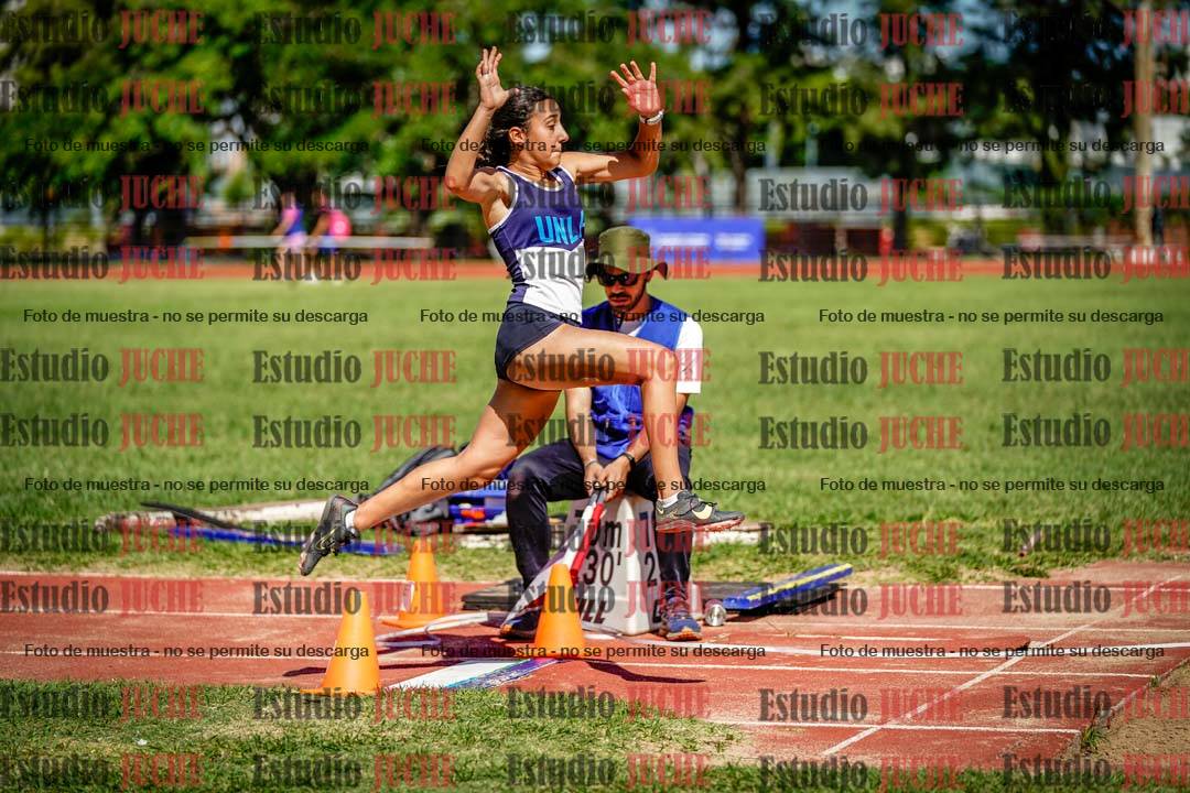 Fotos del salto en largo de mujeres