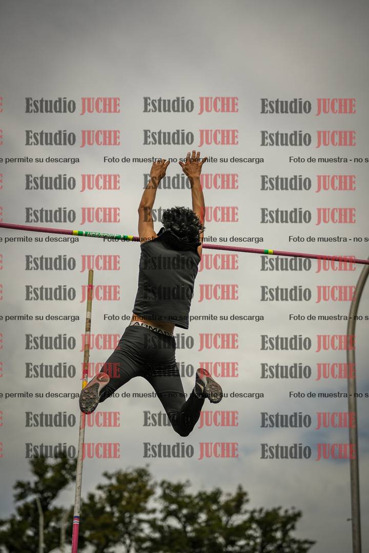 Fotos del salto con garrocha de varones