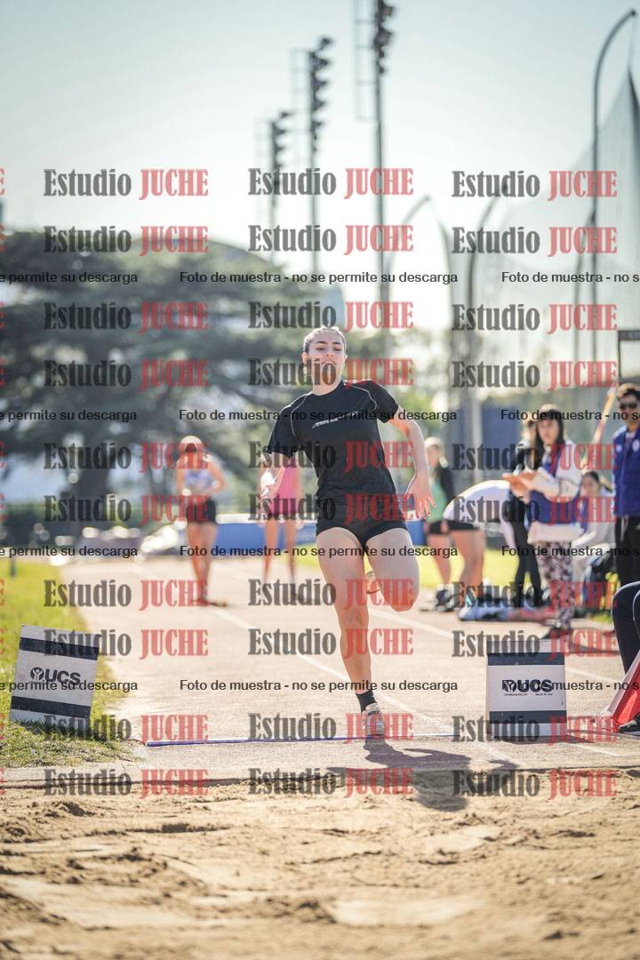 Fotos del salto en largo de mujeres