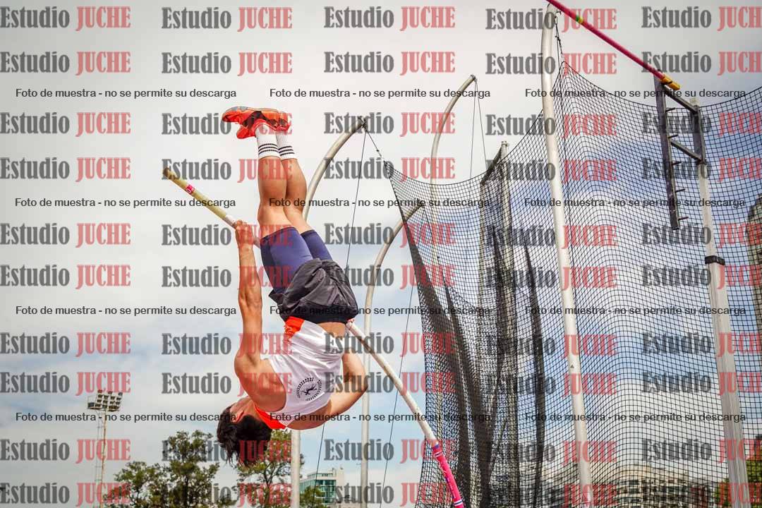 Fotos del salto con garrocha de varones
