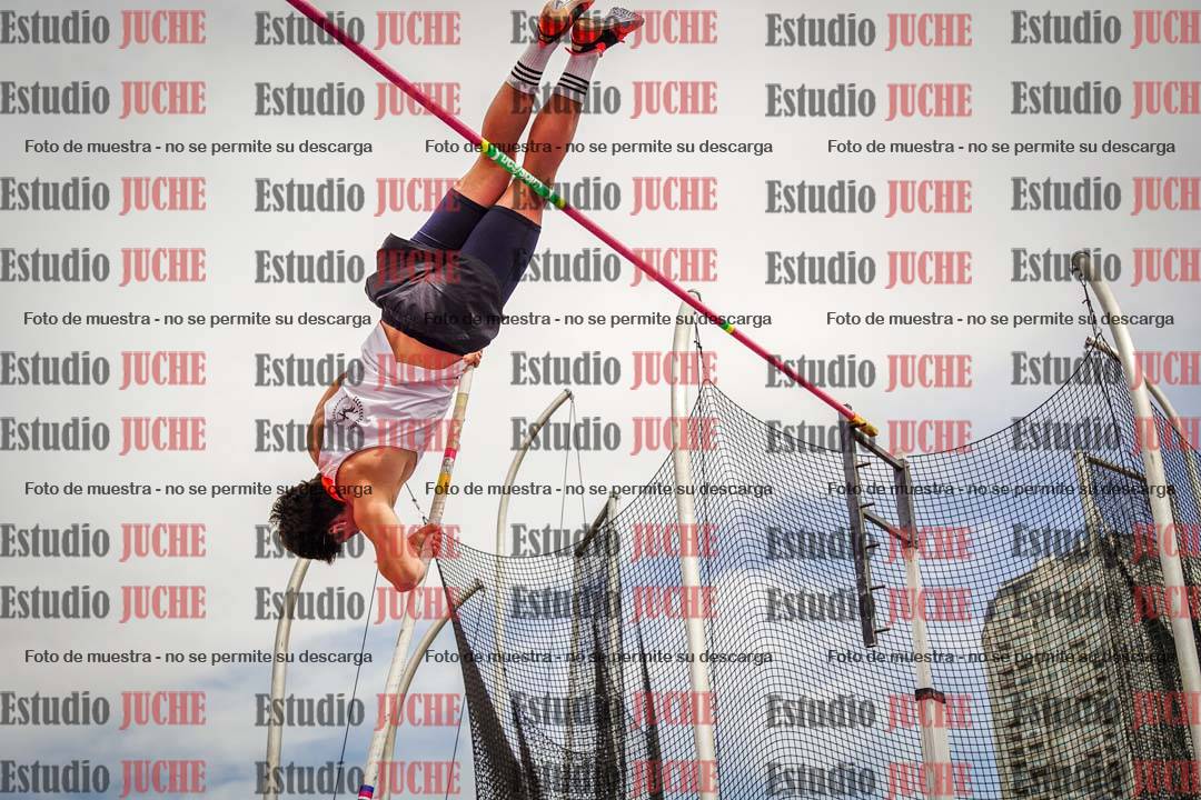 Fotos del salto con garrocha de varones