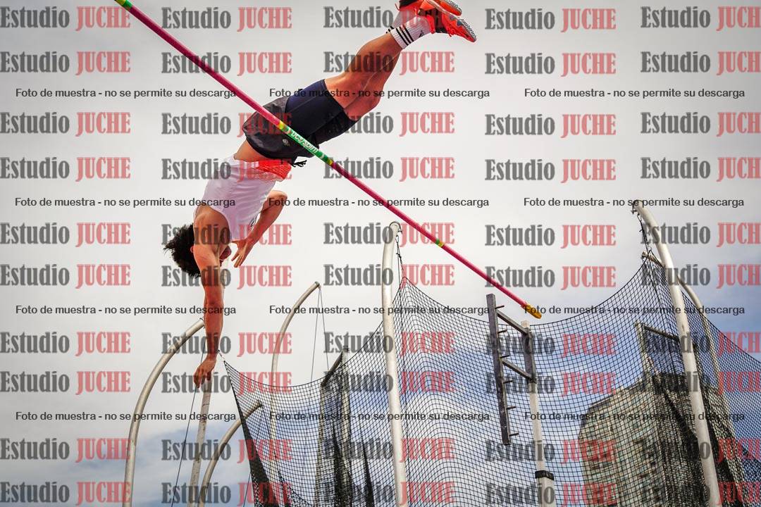 Fotos del salto con garrocha de varones