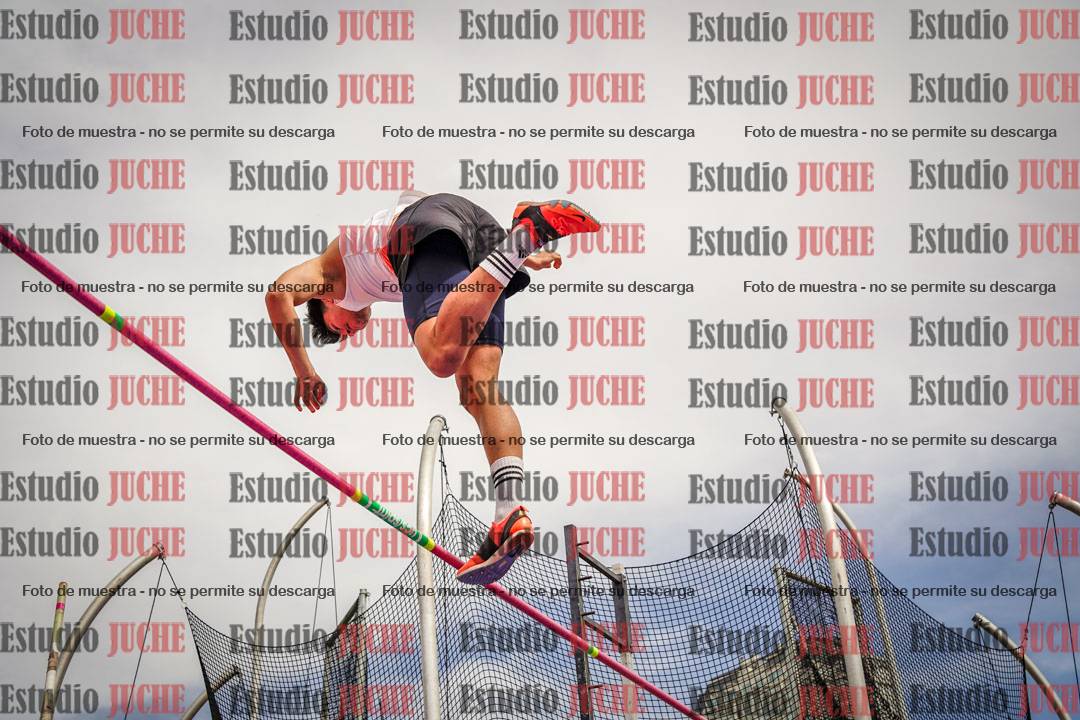 Fotos del salto con garrocha de varones