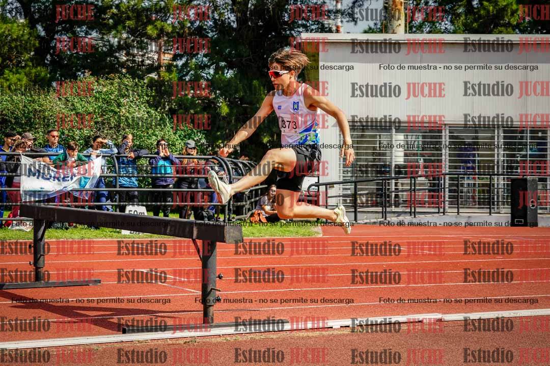 Fotos de los 1500 m con obstáculos de varones