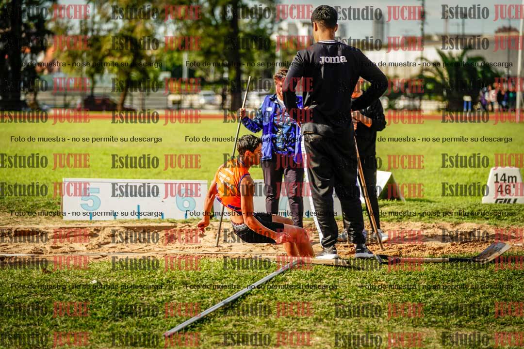 Fotos del salto en largo de varones