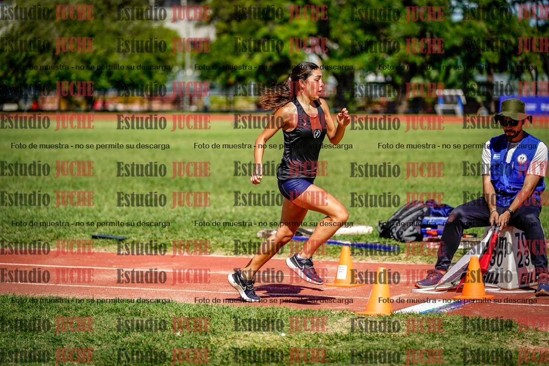 Fotos del salto en largo de mujeres