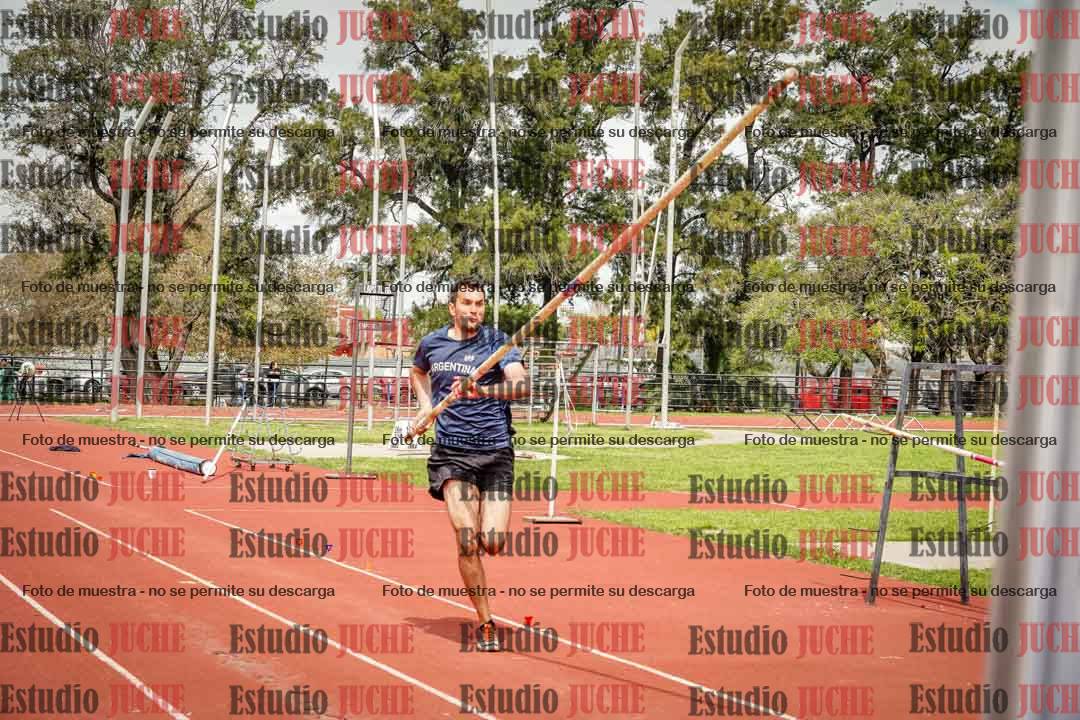 Fotos del salto con garrocha de varones