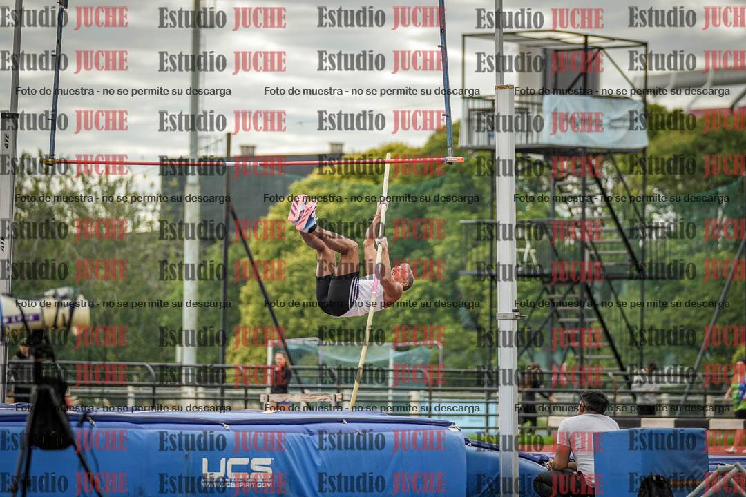 Fotos del salto con garrocha de mujeres y varones