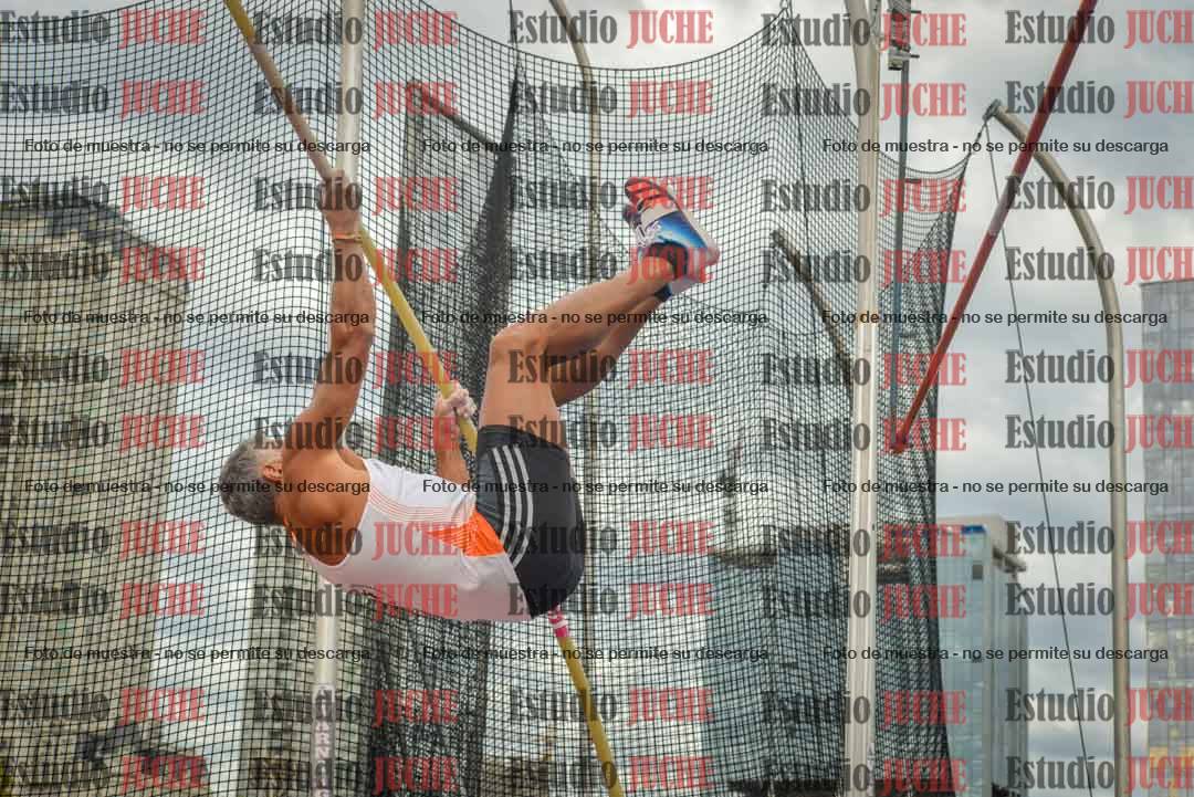 Fotos del salto con garrocha de mujeres y varones