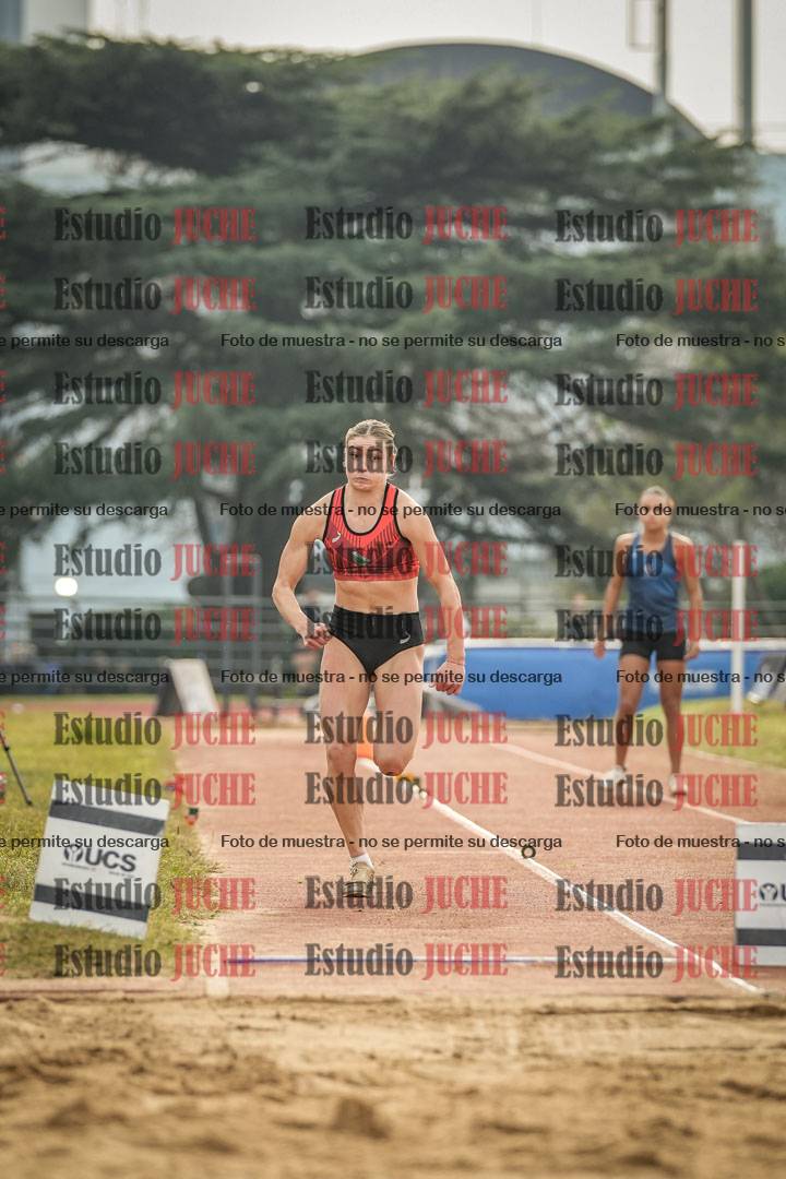 Fotos del salto en largo de mujeres