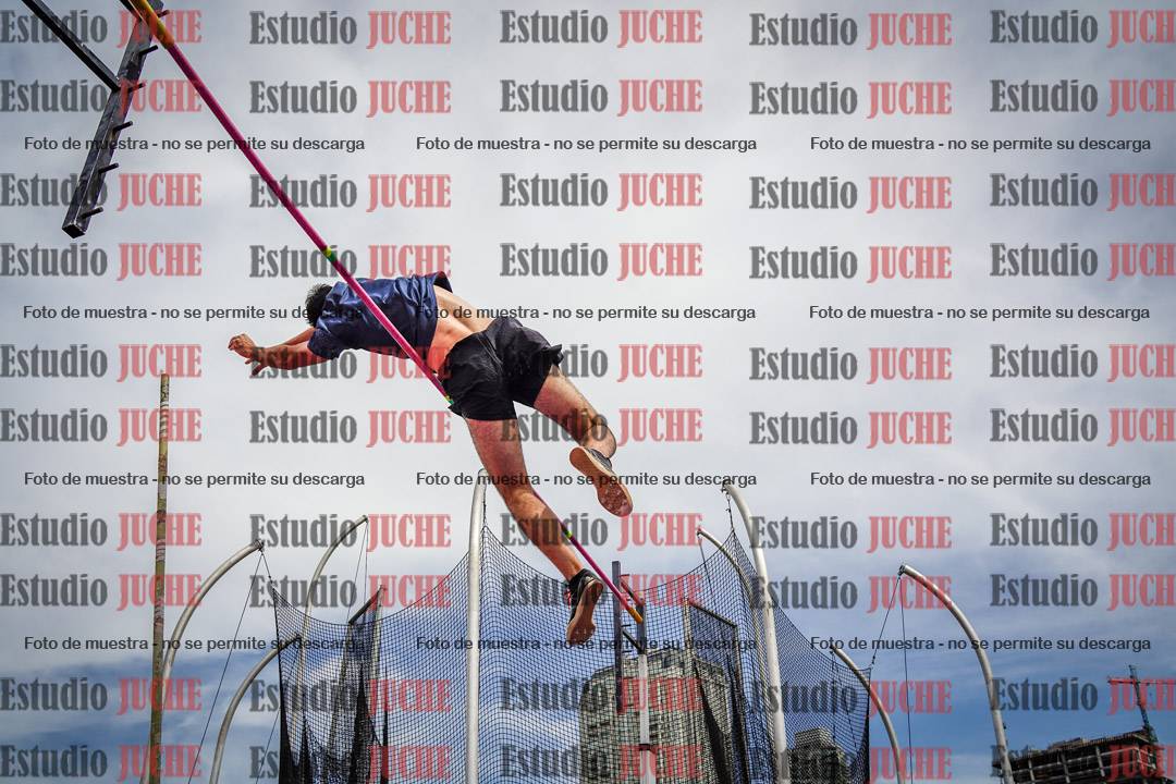 Fotos del salto con garrocha de varones