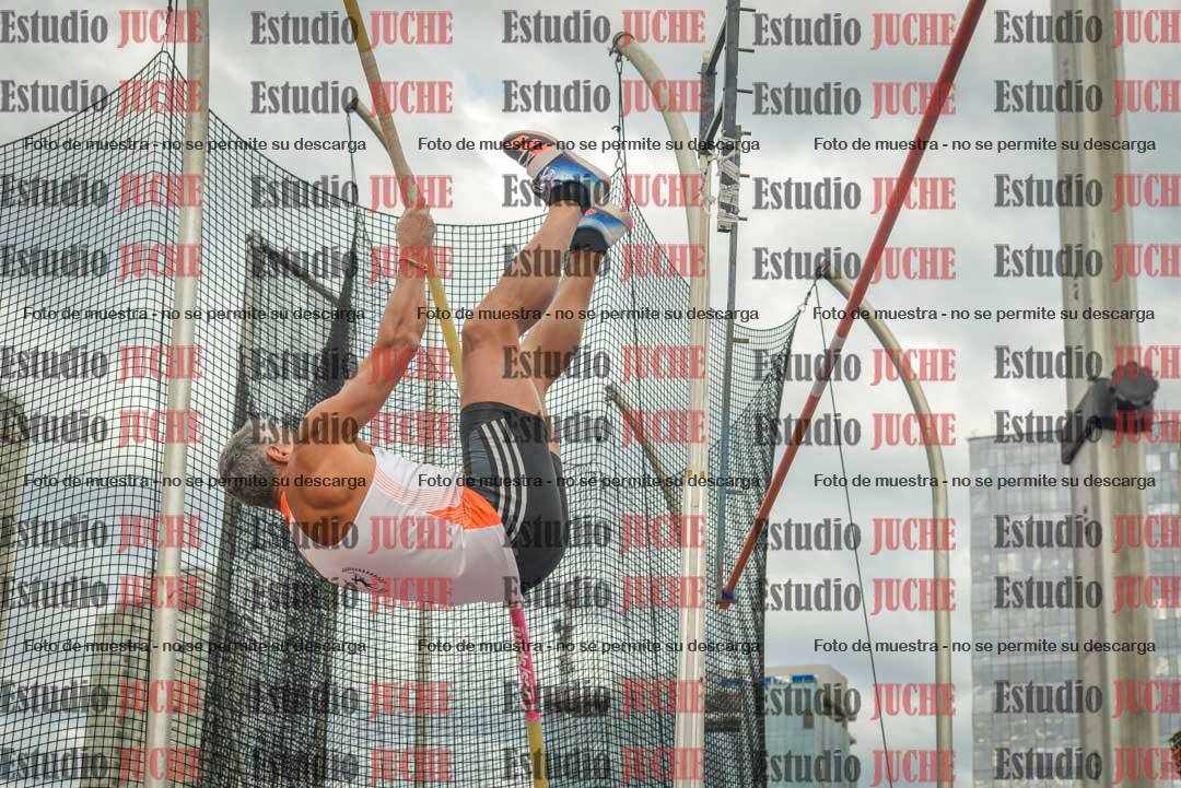 Fotos del salto con garrocha de mujeres y varones