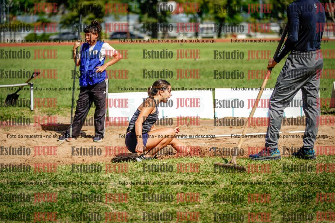 Fotos del salto en largo de mujeres