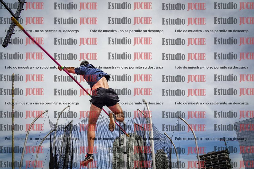 Fotos del salto con garrocha de varones