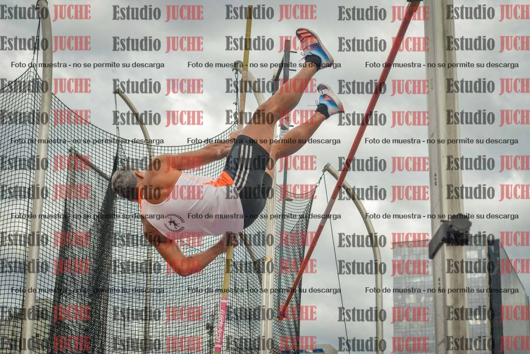 Fotos del salto con garrocha de mujeres y varones