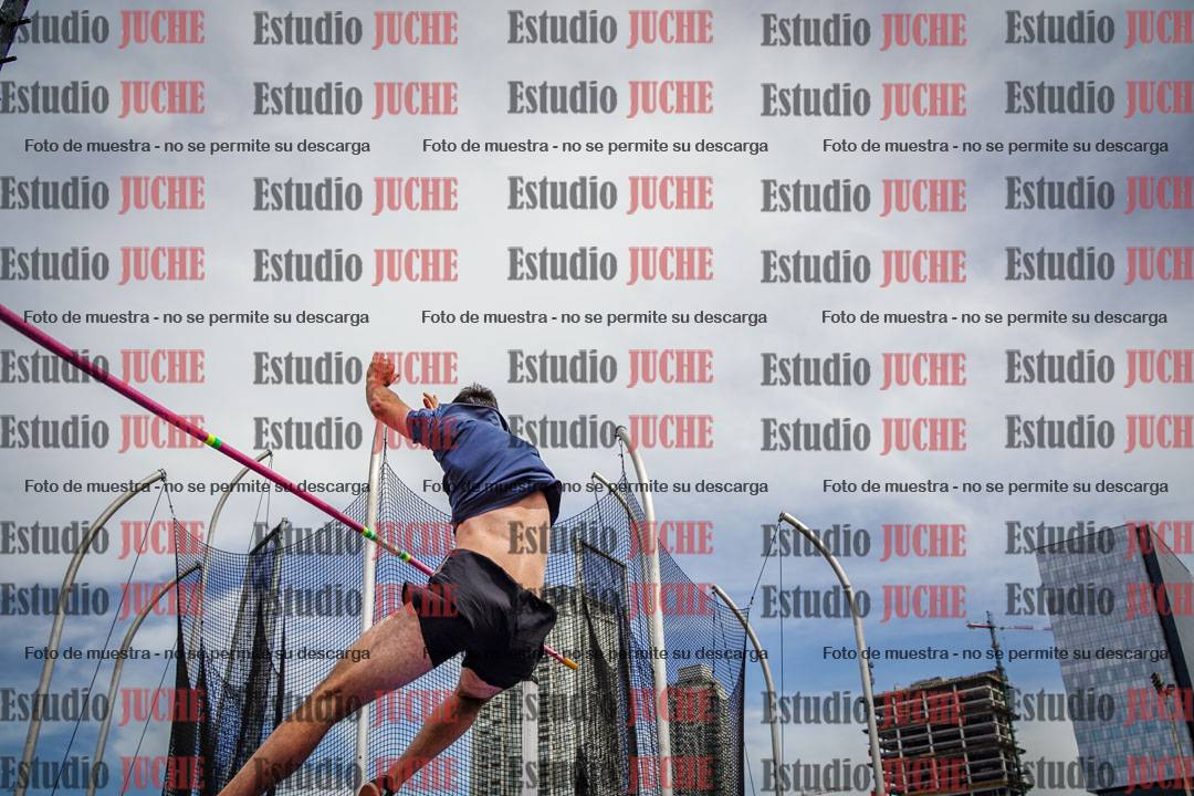Fotos del salto con garrocha de varones