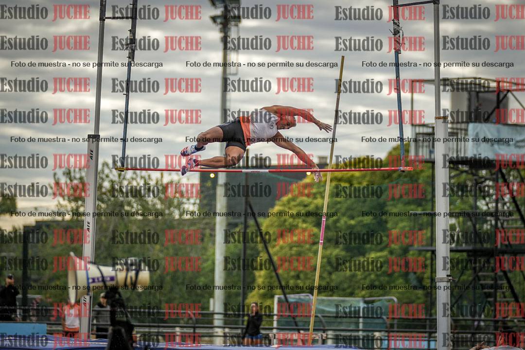 Fotos del salto con garrocha de mujeres y varones