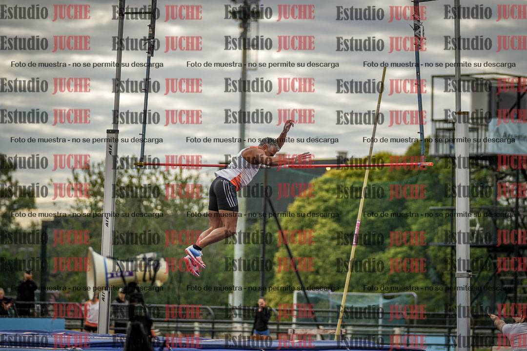 Fotos del salto con garrocha de mujeres y varones