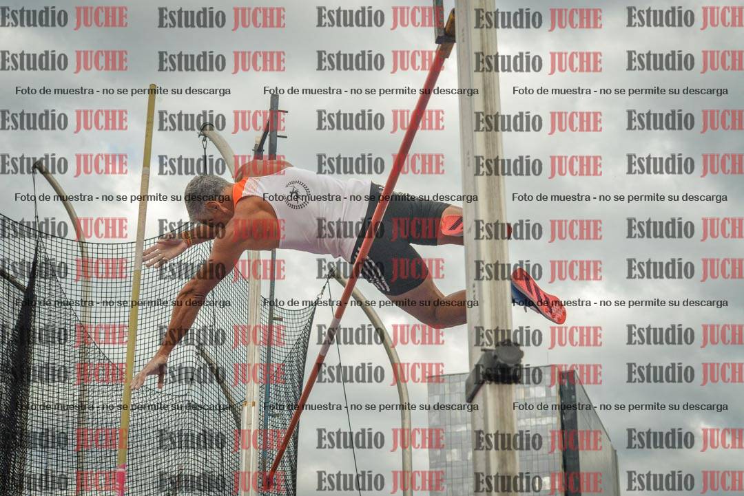Fotos del salto con garrocha de mujeres y varones