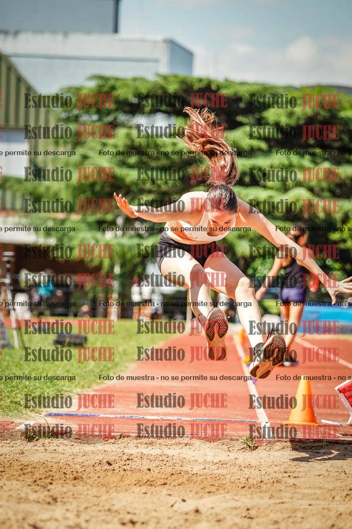 Fotos del salto en largo de mujeres