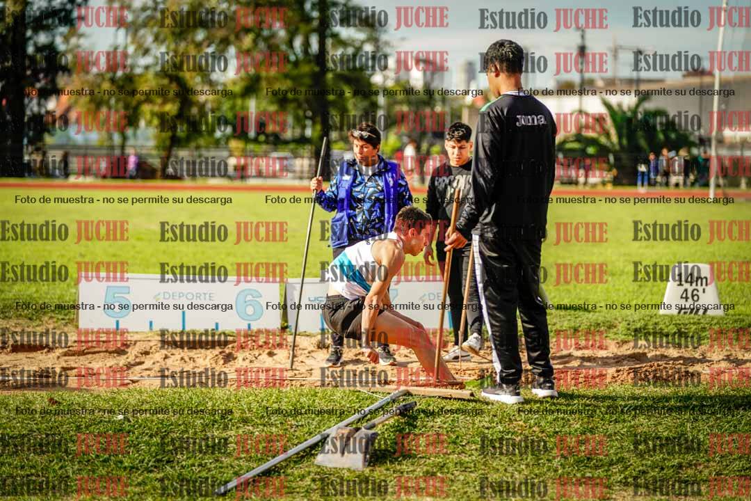 Fotos del salto en largo de varones
