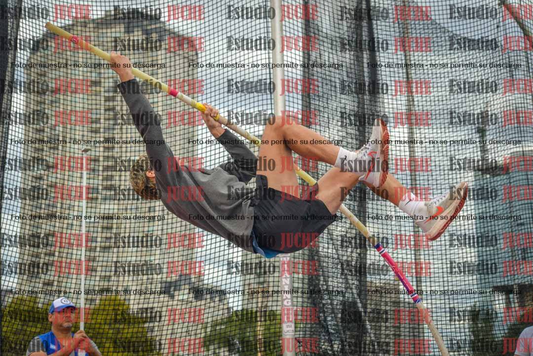 Fotos del salto con garrocha de mujeres y varones