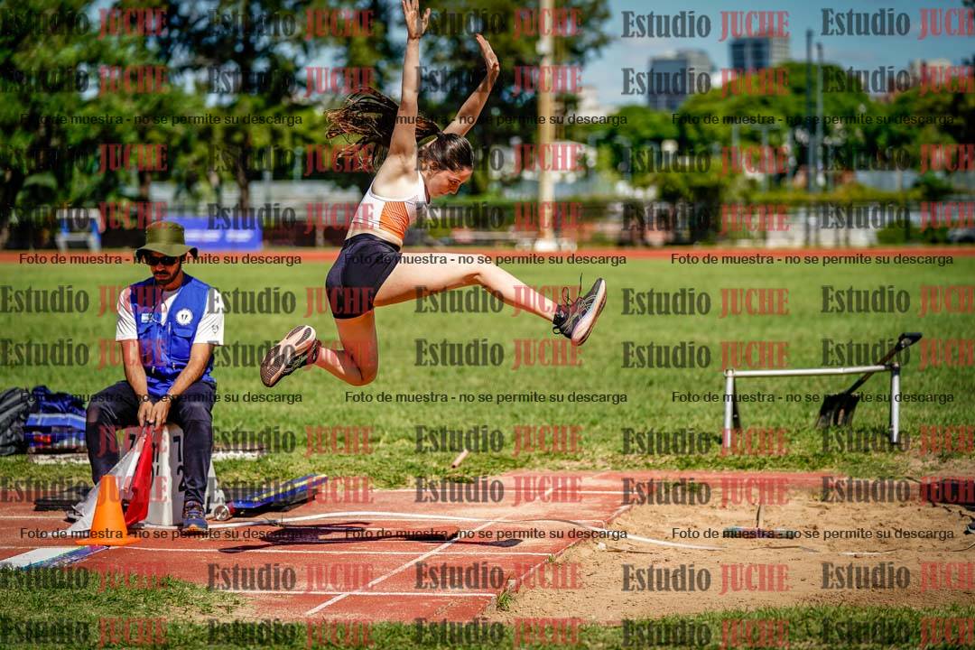 Fotos del salto en largo de mujeres