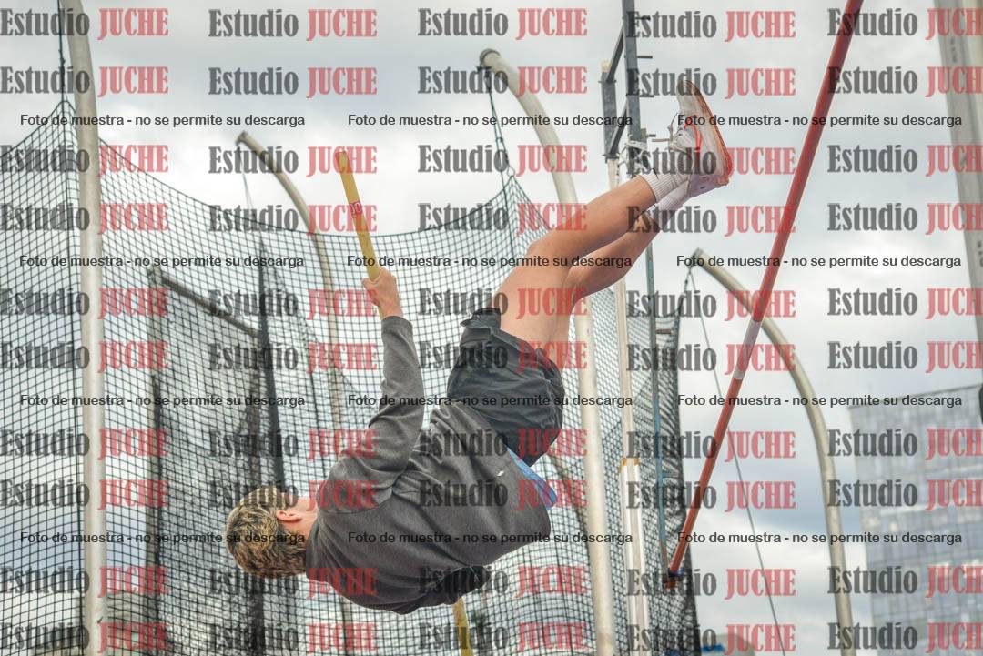 Fotos del salto con garrocha de mujeres y varones