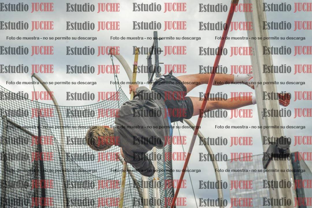 Fotos del salto con garrocha de mujeres y varones