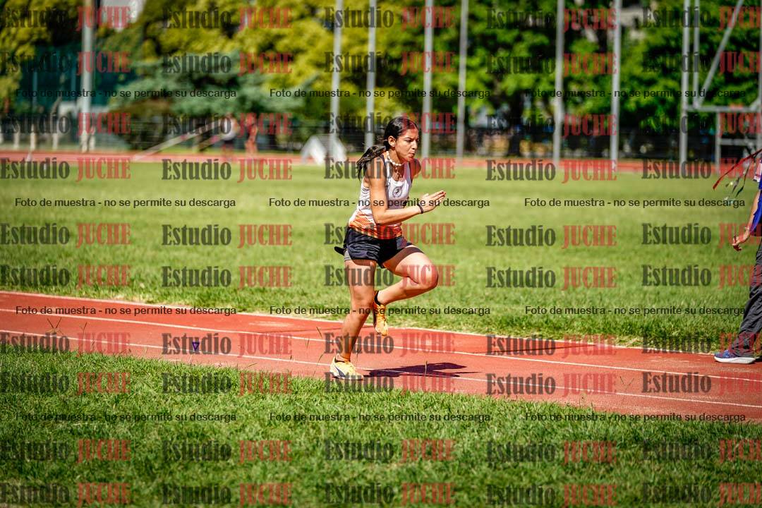 Fotos del salto en largo de mujeres