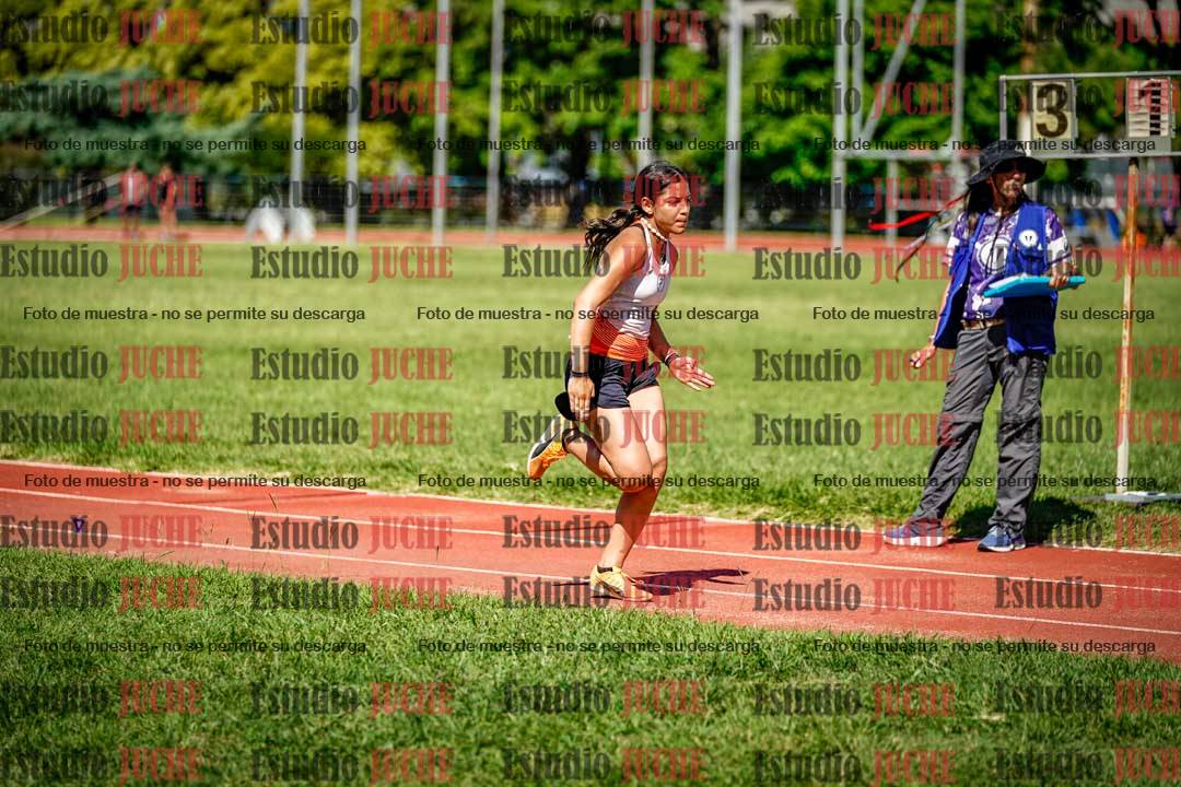 Fotos del salto en largo de mujeres