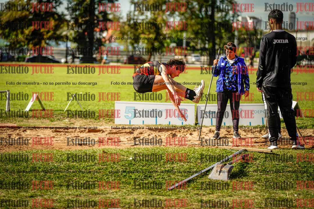 Fotos del salto en largo de varones