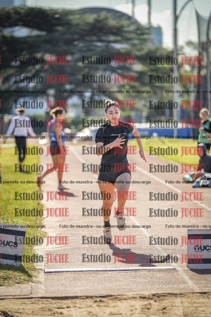 Fotos del salto en largo de mujeres