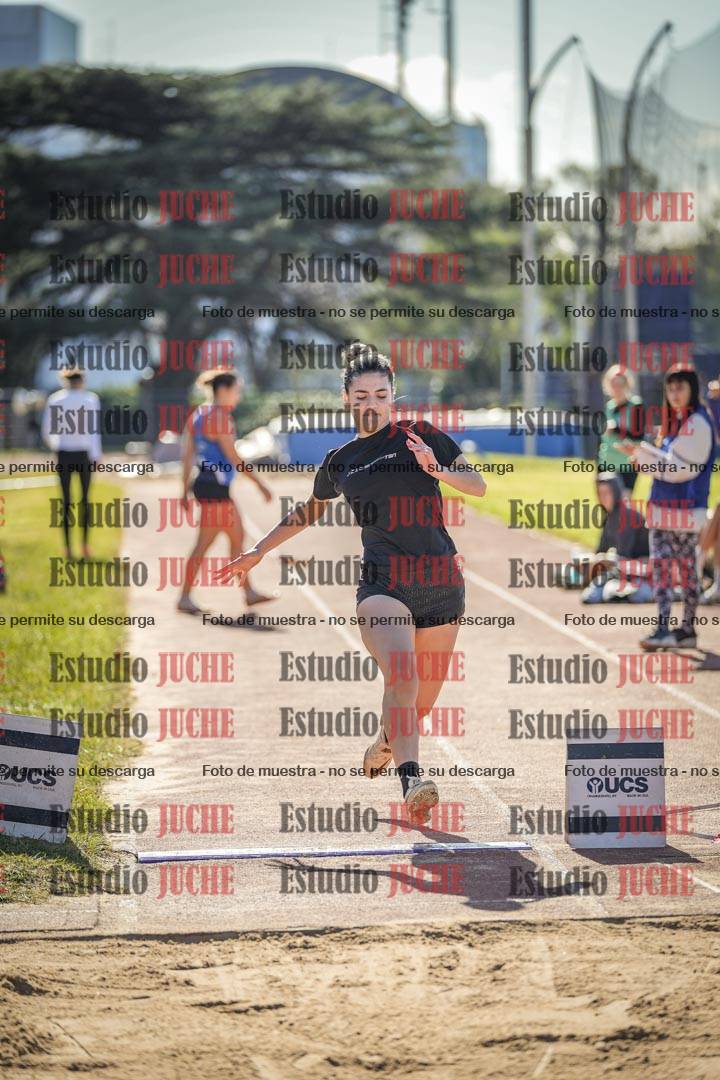 Fotos del salto en largo de mujeres