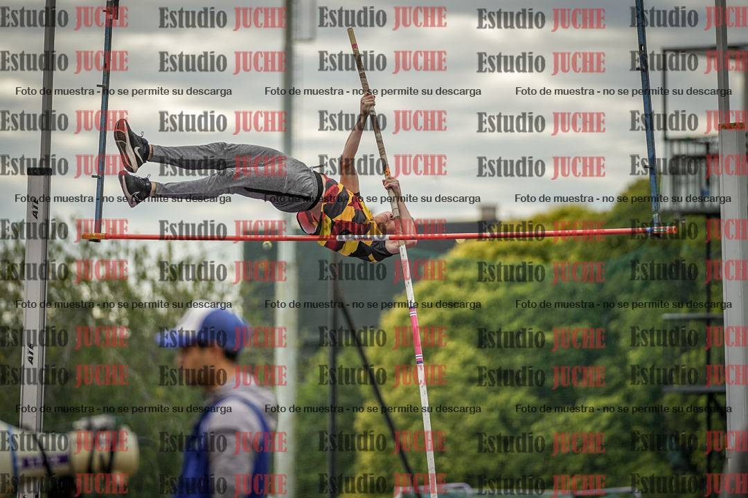 Fotos del salto con garrocha de mujeres y varones