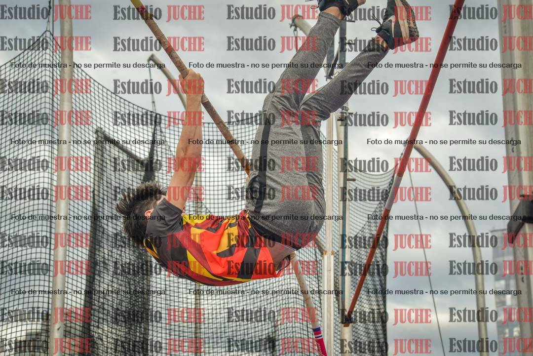 Fotos del salto con garrocha de mujeres y varones