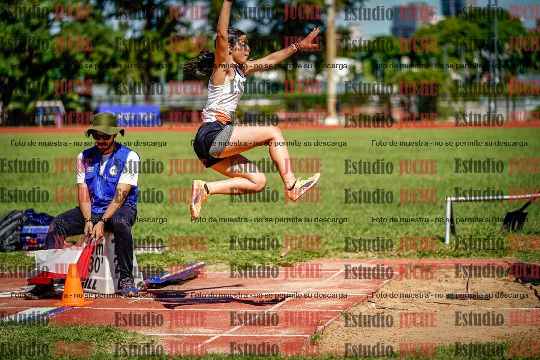 Fotos del salto en largo de mujeres