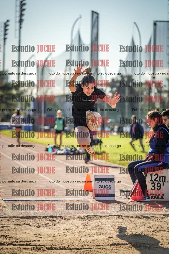 Fotos del salto en largo de mujeres