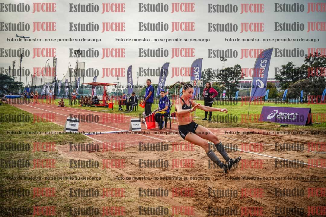 Fotos del salto en largo de mujeres