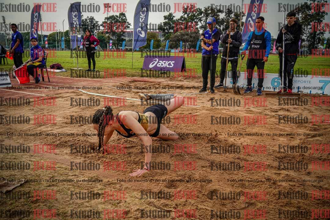 Fotos del salto en largo de mujeres