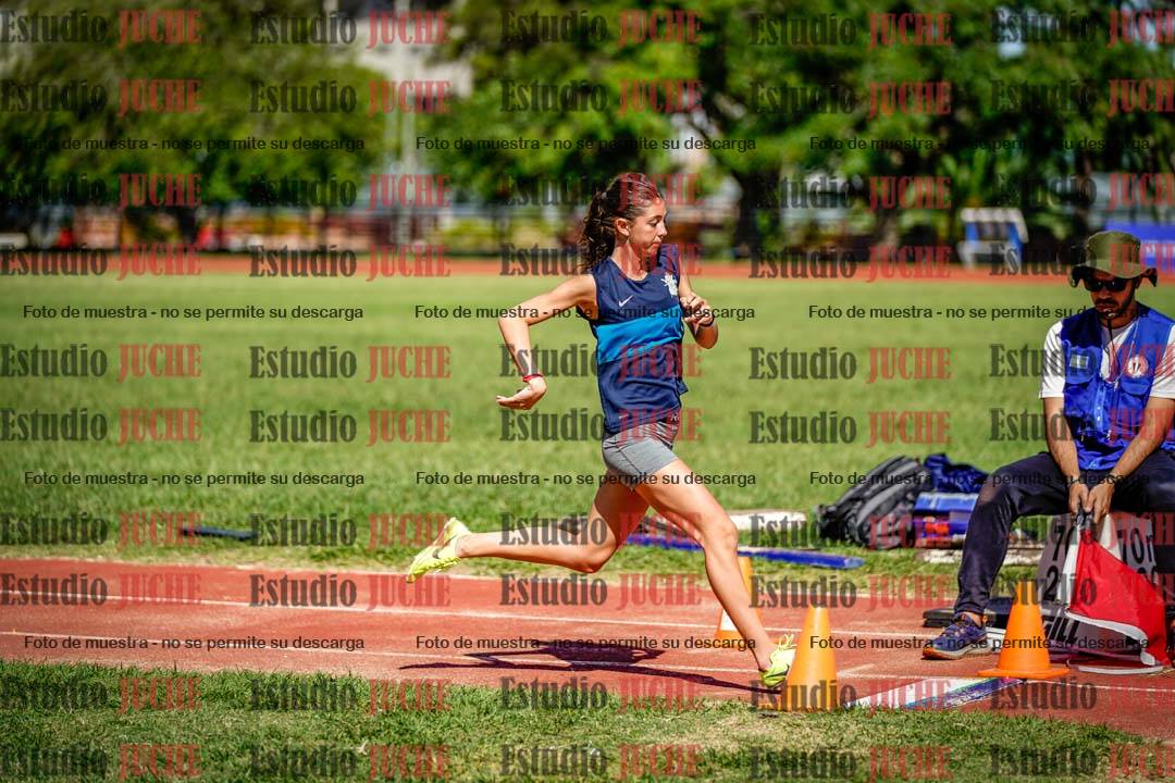 Fotos del salto en largo de mujeres