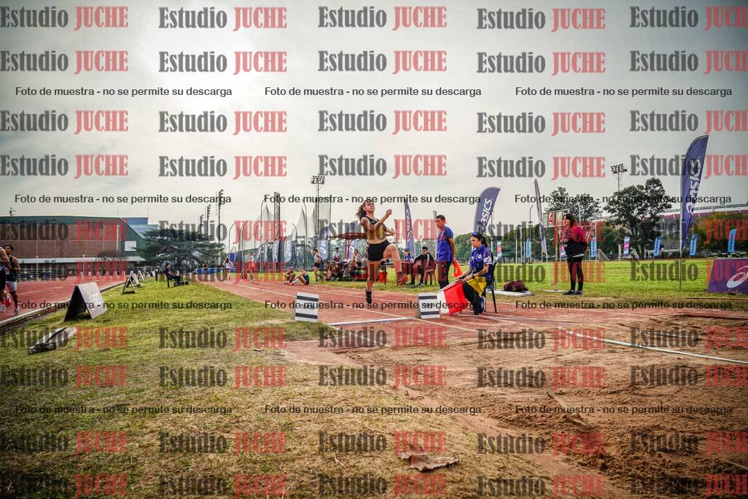 Fotos del salto en largo de mujeres