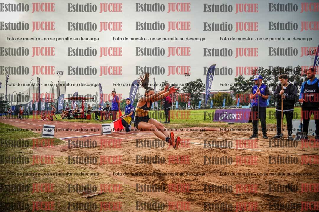 Fotos del salto en largo de mujeres