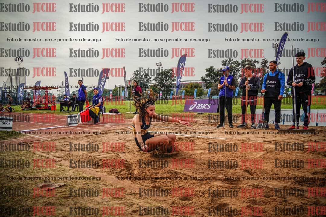 Fotos del salto en largo de mujeres