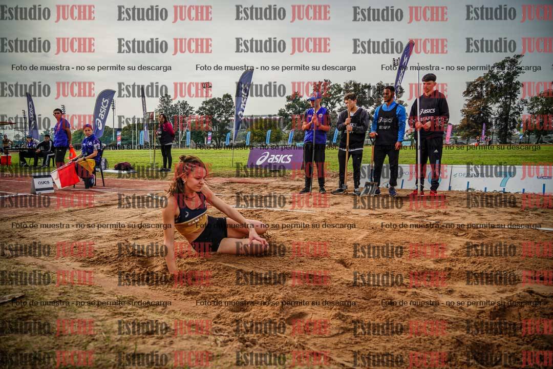 Fotos del salto en largo de mujeres