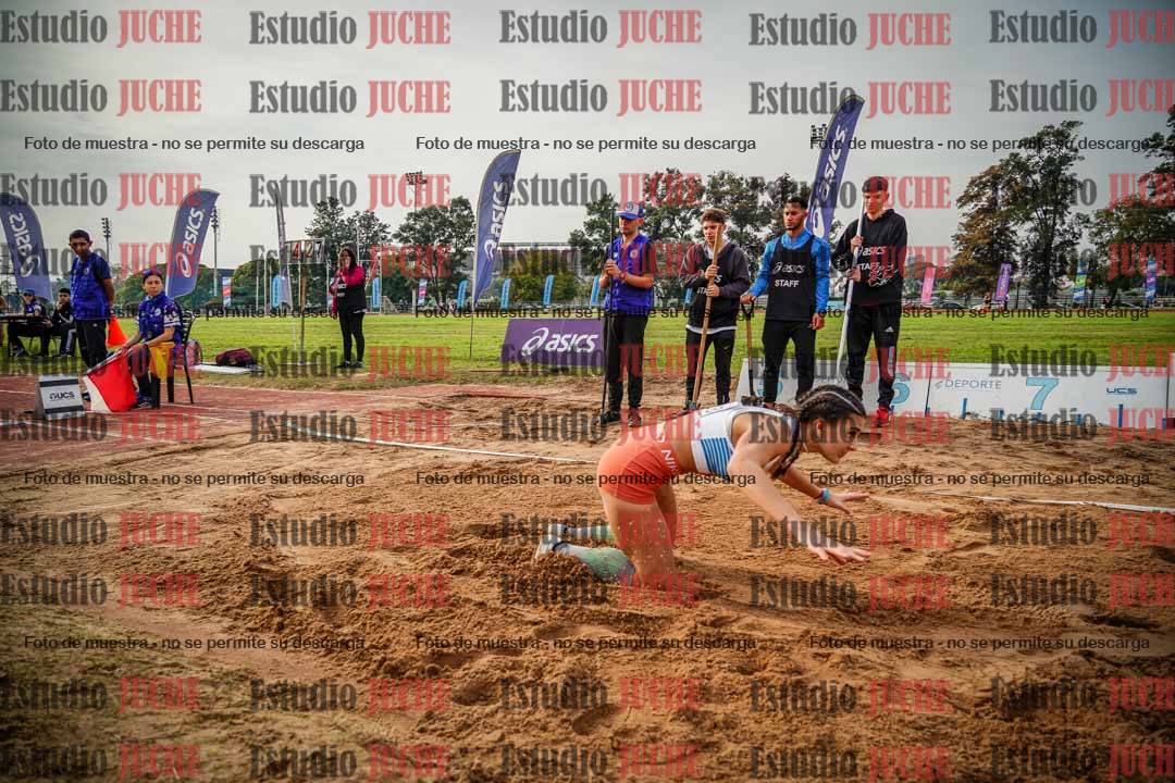 Fotos del salto en largo de mujeres