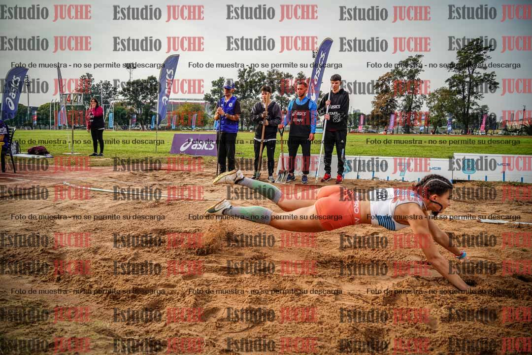 Fotos del salto en largo de mujeres