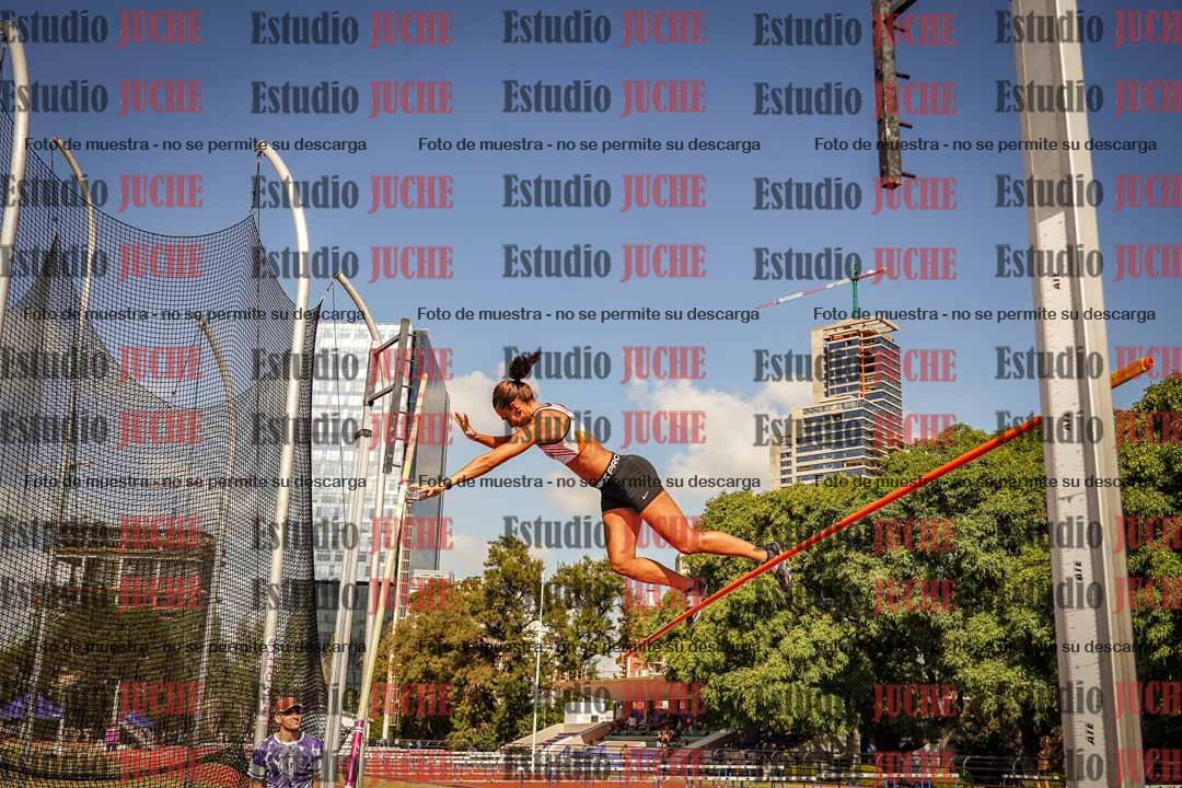 Fotos del salto con garrocha de mujeres y varones