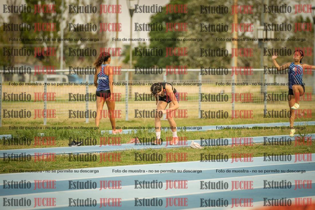 Fotos del salto en largo de mujeres