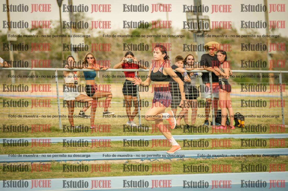 Fotos del salto en largo de mujeres